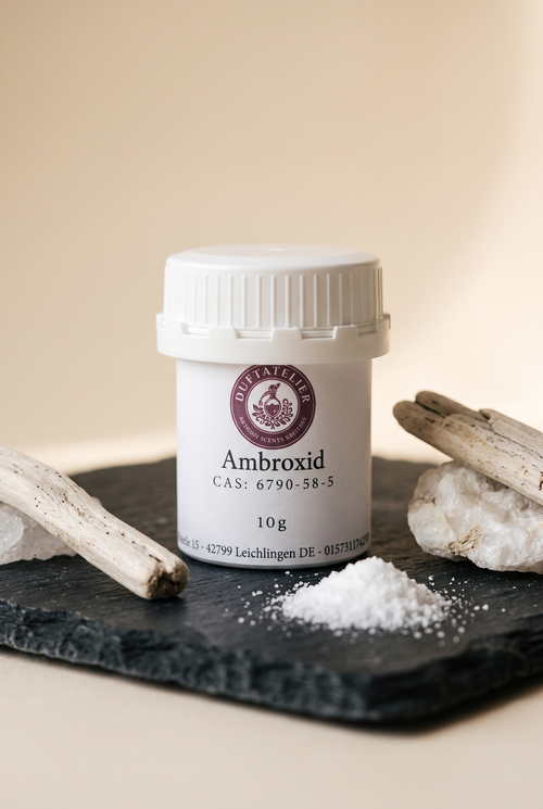 Ambroxid in weißer Dose, Duftatelier