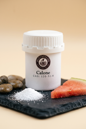 Calone in weißer Dose, Duftatelier