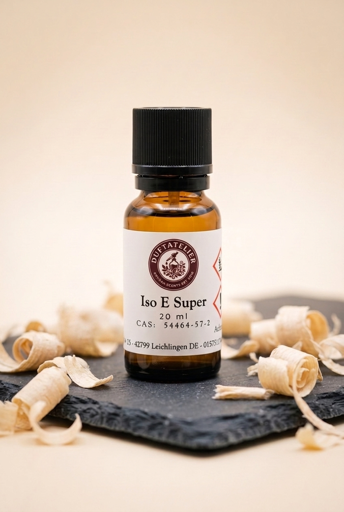 Duftatelier Iso E Super 20 ml Braunglasflasche auf Schiefer mit Holzspänen